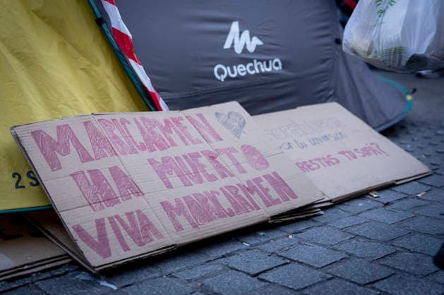Protesters at Sol Square Stand by Their Demands for Housing A banner reading Maricarmen Is Dead, Long Live Maricarmen during the housing protest at Puerta del Sol on October 8, 2026, in Madrid, Spain. The encampment at Sol has spilled over into the square, and the protesters are maintaining their demands against evictions and exorbitant rents. The Official State Gazette (BOE) published yesterday, October 7, the new version of the housing and rent decrees that the Council of Ministers approved the previous day OCTOBER 8, 2026 A Pé Madrid, Madrid, Spain  Copyright: xA.xPÃ rezxMecax 7828164
