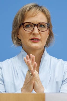 Franziska Brantner, Bundesvorsitzende von Buendnis 90 Die Gruenen und Felix Banaszak, Bundesvorsitzender von Buendnis 90 Die Gruenen im Haus der Bundespressekonferenz Vorstellung des Leitantrages Unser Plan fuer Deutschland Franziska Brantner, Bundesvorsitzende von Buendnis 90 Die Gruenen und Felix Banaszak, Bundesvorsitzender von Buendnis 90 Die Gruenen im Haus der Bundespressekonferenz am 08.10.2026 in Berlin. Franziska Brantner spricht zu den Anwesenden. Berlin Berlin Deutschland Haus der Bundespressekonferenz