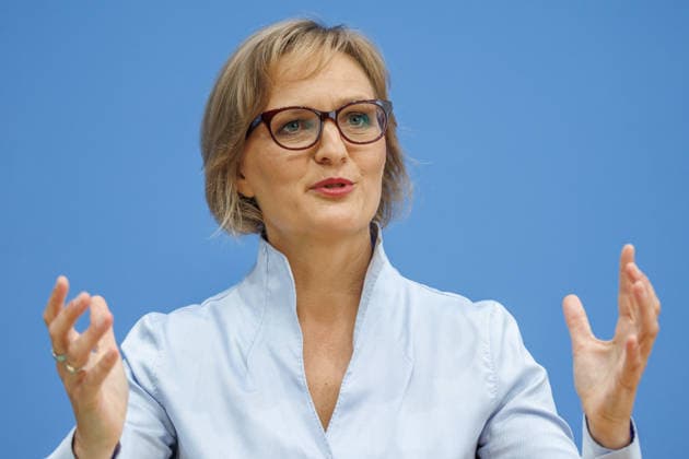 Franziska Brantner, Bundesvorsitzende von Buendnis 90 Die Gruenen und Felix Banaszak, Bundesvorsitzender von Buendnis 90 Die Gruenen im Haus der Bundespressekonferenz Vorstellung des Leitantrages Unser Plan fuer Deutschland Franziska Brantner, Bundesvorsitzende von Buendnis 90 Die Gruenen und Felix Banaszak, Bundesvorsitzender von Buendnis 90 Die Gruenen im Haus der Bundespressekonferenz am 08.10.2026 in Berlin. Franziska Brantner spricht zu den Anwesenden. Berlin Berlin Deutschland Haus der Bundespressekonferenz