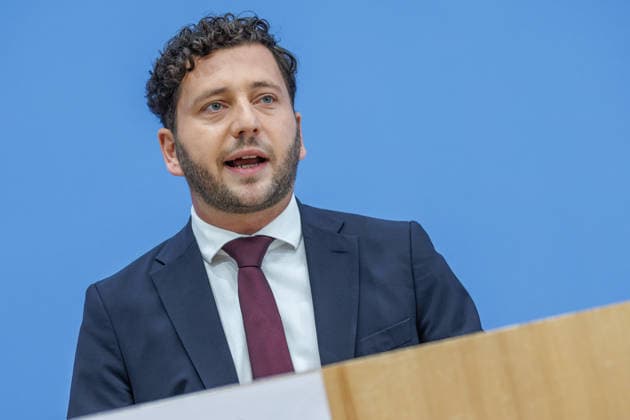 Franziska Brantner, Bundesvorsitzende von Buendnis 90 Die Gruenen und Felix Banaszak, Bundesvorsitzender von Buendnis 90 Die Gruenen im Haus der Bundespressekonferenz Vorstellung des Leitantrages Unser Plan fuer Deutschland Franziska Brantner, Bundesvorsitzende von Buendnis 90 Die Gruenen und Felix Banaszak, Bundesvorsitzender von Buendnis 90 Die Gruenen im Haus der Bundespressekonferenz am 08.10.2026 in Berlin. Felix Banaszak spricht zu den Anwesenden. Berlin Berlin Deutschland Haus der Bundespressekonferenz