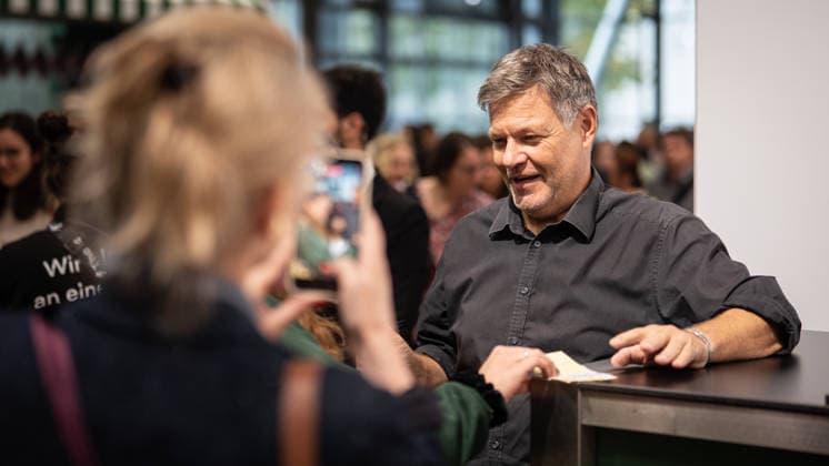Ehemaliger Bundeswirtschaftsminister Robert Habeck präsentiert und signiert sein neues Buch Arctic Meltdown Die Neuvermessung der Welt auf der Buchmesse, Messestand Thalia Buchhandlung;Eindrücke von der Frankfurter Buchmesse 2026, Frankfurt Hessen Deutschland Messe