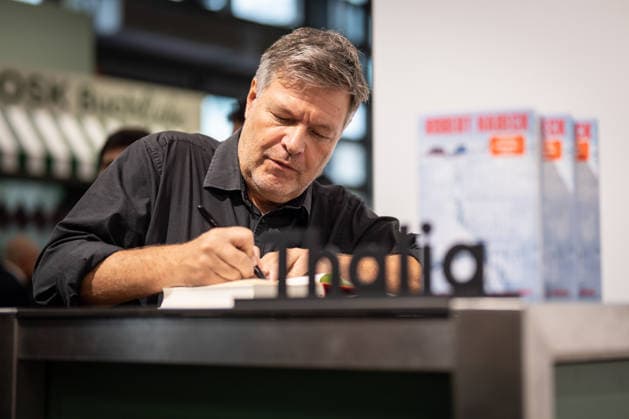 Ehemaliger Bundeswirtschaftsminister Robert Habeck präsentiert und signiert sein neues Buch Arctic Meltdown Die Neuvermessung der Welt auf der Buchmesse, Messestand Thalia Buchhandlung;Eindrücke von der Frankfurter Buchmesse 2026, Frankfurt Hessen Deutschland Messe