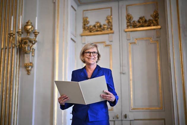 STOCKHOLM, SWEDEN 20261008 Ingrid Carlberg, Permanent Secretary of the Swedish Academy, announces that Anne Carson has been awarded the 2026 Nobel Prize in Literature at the Stock Exchange Building in Stockholm STOCKHOLM SWEDEN x10430x  Copyright: xChristinexOlsson TTx NOBELPRISET LITTERATUR 2026 E5VYQ-8BcFY