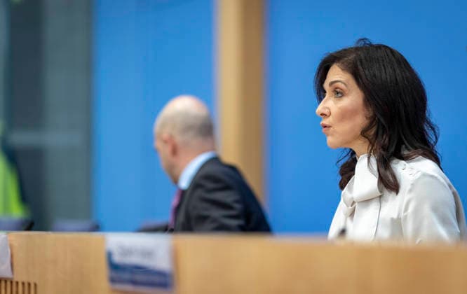 Katherina Reiche, Bundesministerin fuer Wirtschaft und Energie, stellt die Herbstprojektion 2026 der Bundesregierung im Rahmen einer Bundespressekonferenz vor, in Berlin, 08.10.2026. Berlin Deutschland Copyright: xYonaxElsnerx