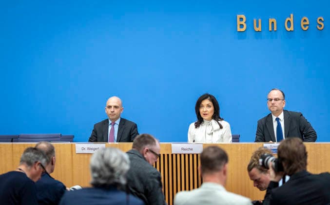 Katherina Reiche, Bundesministerin fuer Wirtschaft und Energie, stellt die Herbstprojektion 2026 der Bundesregierung im Rahmen einer Bundespressekonferenz vor, in Berlin, 08.10.2026. Berlin Deutschland Copyright: xYonaxElsnerx