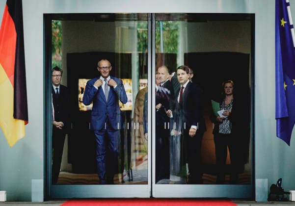 Friedrich Merz (CDU), Bundeskanzler, aufgenommen vor dem Empfang des Premierministers Grossbritanniens (nicht im Bild) mit Militaerischen Ehren im Bundeskanzleramt in Berlin, 08.10.2026. Berlin Deutschland Copyright: xFlorianxGaertnerx