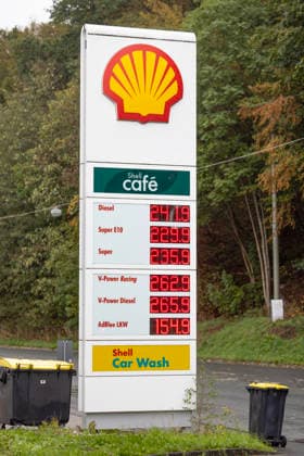 Wie ist die weitere Entwicklung der Spritpreise? Die Spritpreise sind weiterhin auf sehr hohem Niveau. Seit dem 01.10.2026 gilt der sogenannte Tankrabatt. Die Bundesregierung hat die Energiesteuer auf Benzin und Diesel bis Ende Dezember gesenkt. Die Ersparnis soll bei rund 17 Cent pro Liter liegen. SHELL Tankstelle in Siegen am Mittag nach der Preisumstellung um 12:00 Uhr. Der aktuelle Preis fuer (für) Diesel, Super E10 und Super liegt weit ueber (über) 2 Euro. Diesel liegt bei 2,41 Euro, Super E10 bei 2,29 Euro und Super bei 2,35 Euro. Tankstelle, Spritpreise am 08.10.2026 in Siegen Deutschland.