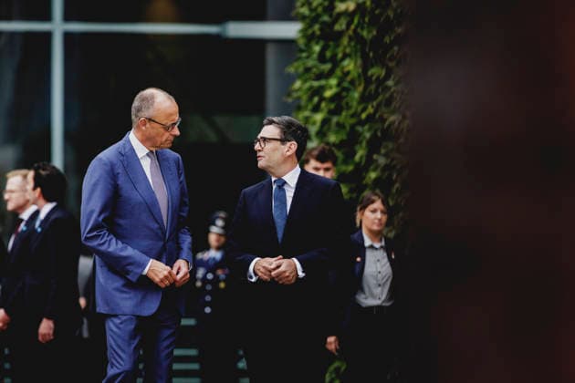 (L-R) Friedrich Merz (CDU), Bundeskanzler, und Andrew Burnham, Premierminister von Grossbritannien, aufgenommen im Rahmen des Empfangs mit Militaerischen Ehren im Bundeskanzleramt in Berlin, 08.10.2026. Berlin Deutschland Copyright: xFlorianxGaertnerx