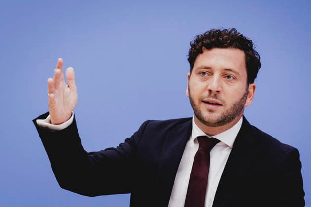 Felix Banaszak, Co-Vorsitzender von Buendnis 90 Die Gruenen, aufgenommen im Rahmen der Pressekonferenz zur Vorstellung des Leitantrages Unser Plan fuer Deutschland Berlin, 08.10.2026. Berlin Deutschland Copyright: xFlorianxGaertnerx