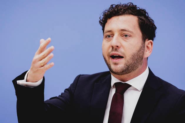 Felix Banaszak, Co-Vorsitzender von Buendnis 90 Die Gruenen, aufgenommen im Rahmen der Pressekonferenz zur Vorstellung des Leitantrages Unser Plan fuer Deutschland Berlin, 08.10.2026. Berlin Deutschland Copyright: xFlorianxGaertnerx