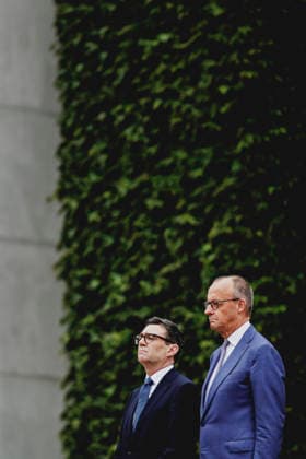 (R-L) Friedrich Merz (CDU), Bundeskanzler, und Andrew Burnham, Premierminister von Grossbritannien, aufgenommen im Rahmen des Empfangs mit Militaerischen Ehren im Bundeskanzleramt in Berlin, 08.10.2026. Berlin Deutschland Copyright: xFlorianxGaertnerx