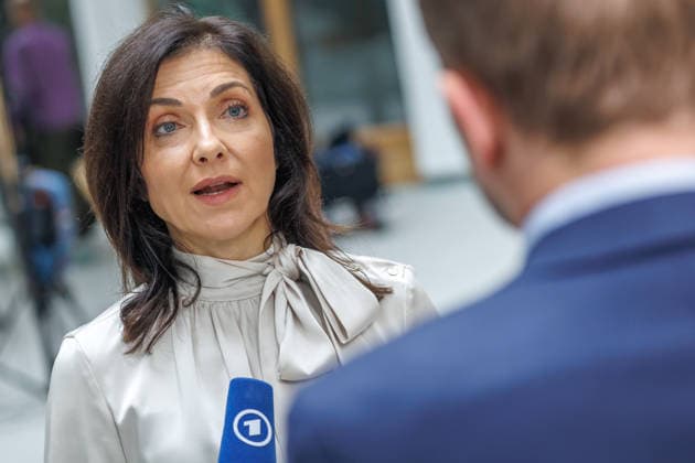 Bundesministerin fuer Wirtschaft und Energie Katherina Reiche und Dr. Benjamin Weigert, Abteilungsleiter Wirtschaft, im Haus der Bundespressekonferenz Vorstellung der Herbstprojektion 2026 der Bundesregierung, Bundesministerin fuer Wirtschaft und Energie Katherina Reiche und Dr. Benjamin Weigert, Abteilungsleiter Wirtschaft, im Haus der Bundespressekonferenz am 08.10.2026 in Berlin. Katherina Reiche spricht zu den Anwesenden in einem Interview. Berlin Berlin Deutschland Haus der Bundespressekonferenz