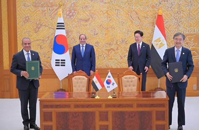 Egyptian and South Korean Presidents Attend Official Welcome in Seoul Egyptian President Abdel Fattah al-Sisi and South Korean President Lee Jae Myung attend an official welcoming ceremony at the South Korean presidential office in Seoul, South Korea, on October 8, 2026. Lee welcomed al-Sisi on arrival as the two countries’ national anthems were played and an honor guard was reviewed, before the Egyptian president signed the official guest book and the two leaders posed for a commemorative photograph. Photo by Egyptian President Office apaimages Cairo Cairo Egypt 081026_South_Korea_EPO_00(1) Copyright: xapaimagesxEgyptianxPresidentxOfficex xapaimagesx