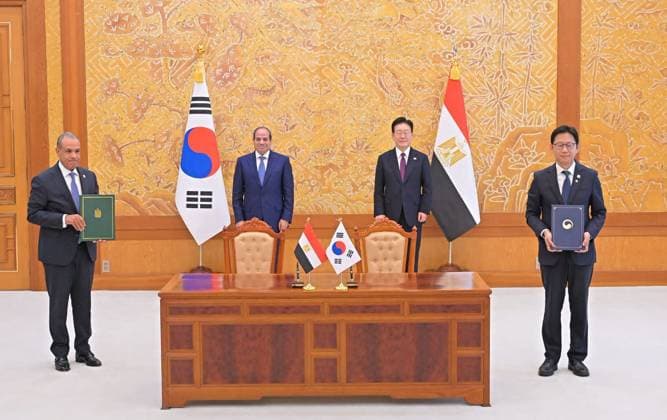 Egyptian and South Korean Presidents Attend Official Welcome in Seoul Egyptian President Abdel Fattah al-Sisi and South Korean President Lee Jae Myung attend an official welcoming ceremony at the South Korean presidential office in Seoul, South Korea, on October 8, 2026. Lee welcomed al-Sisi on arrival as the two countries’ national anthems were played and an honor guard was reviewed, before the Egyptian president signed the official guest book and the two leaders posed for a commemorative photograph. Photo by Egyptian President Office apaimages Cairo Cairo Egypt 081026_South_Korea_EPO_00(10) Copyright: xapaimagesxEgyptianxPresidentxOfficex xapaimagesx