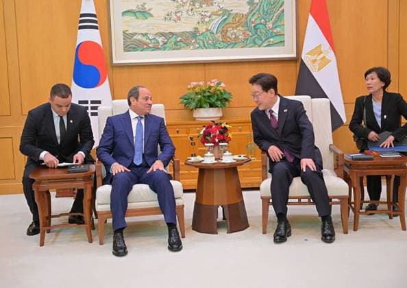 Egyptian and South Korean Presidents Attend Official Welcome in Seoul Egyptian President Abdel Fattah al-Sisi and South Korean President Lee Jae Myung attend an official welcoming ceremony at the South Korean presidential office in Seoul, South Korea, on October 8, 2026. Lee welcomed al-Sisi on arrival as the two countries’ national anthems were played and an honor guard was reviewed, before the Egyptian president signed the official guest book and the two leaders posed for a commemorative photograph. Photo by Egyptian President Office apaimages Cairo Cairo Egypt 081026_South_Korea_EPO_00(13) Copyright: xapaimagesxEgyptianxPresidentxOfficex xapaimagesx