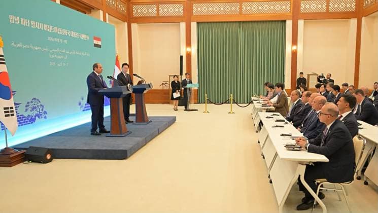 Egyptian and South Korean Presidents Attend Official Welcome in Seoul Egyptian President Abdel Fattah al-Sisi and South Korean President Lee Jae Myung attend an official welcoming ceremony at the South Korean presidential office in Seoul, South Korea, on October 8, 2026. Lee welcomed al-Sisi on arrival as the two countries’ national anthems were played and an honor guard was reviewed, before the Egyptian president signed the official guest book and the two leaders posed for a commemorative photograph. Photo by Egyptian President Office apaimages Cairo Cairo Egypt 081026_South_Korea_EPO_00(4) Copyright: xapaimagesxEgyptianxPresidentxOfficex xapaimagesx
