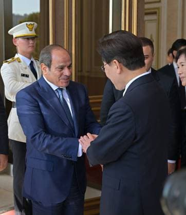 Egyptian and South Korean Presidents Attend Official Welcome in Seoul Egyptian President Abdel Fattah al-Sisi and South Korean President Lee Jae Myung attend an official welcoming ceremony at the South Korean presidential office in Seoul, South Korea, on October 8, 2026. Lee welcomed al-Sisi on arrival as the two countries’ national anthems were played and an honor guard was reviewed, before the Egyptian president signed the official guest book and the two leaders posed for a commemorative photograph. Photo by Egyptian President Office apaimages Cairo Cairo Egypt 081026_South_Korea_EPO_00(5) Copyright: xapaimagesxEgyptianxPresidentxOfficex xapaimagesx