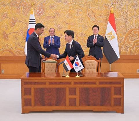 Egyptian and South Korean Presidents Attend Official Welcome in Seoul Egyptian President Abdel Fattah al-Sisi and South Korean President Lee Jae Myung attend an official welcoming ceremony at the South Korean presidential office in Seoul, South Korea, on October 8, 2026. Lee welcomed al-Sisi on arrival as the two countries’ national anthems were played and an honor guard was reviewed, before the Egyptian president signed the official guest book and the two leaders posed for a commemorative photograph. Photo by Egyptian President Office apaimages Cairo Cairo Egypt 081026_South_Korea_EPO_00(8) Copyright: xapaimagesxEgyptianxPresidentxOfficex xapaimagesx