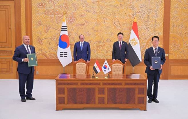 Egyptian and South Korean Presidents Attend Official Welcome in Seoul Egyptian President Abdel Fattah al-Sisi and South Korean President Lee Jae Myung attend an official welcoming ceremony at the South Korean presidential office in Seoul, South Korea, on October 8, 2026. Lee welcomed al-Sisi on arrival as the two countries’ national anthems were played and an honor guard was reviewed, before the Egyptian president signed the official guest book and the two leaders posed for a commemorative photograph. Photo by Egyptian President Office apaimages Cairo Cairo Egypt 081026_South_Korea_EPO_00(3) Copyright: xapaimagesxEgyptianxPresidentxOfficex xapaimagesx