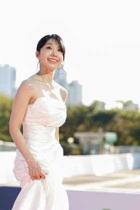 red carpet at Seoul Drama Awards in South Korea South Korean singer and actress Jeong Eun-ji poses for photos on the red carpet during the 21st Seoul International Drama Awards in Seoul, South Korea, on October 08, 2026. Seoul South Korea  Copyright: xMatrixxImages JungxUi-Chelx