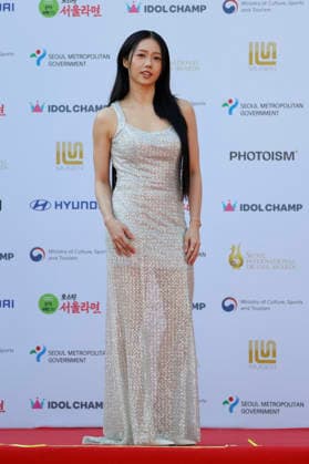red carpet at Seoul Drama Awards in South Korea Singaporean actress Gladys Bay poses for photos on the red carpet during the 21st Seoul International Drama Awards in Seoul, South Korea, on October 08, 2026. Seoul South Korea  Copyright: xMatrixxImages JungxUi-Chelx