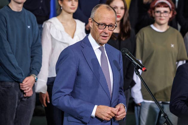 Austausch der Ratifizierungsurkunden des Kensington Vertrags durch den Bundeskanzler Friedrich Merz (CDU) und den Premierminister des Vereinigten Königreichs Großbritannien und Nordirland, Andrew Burnham Austausch der Ratifizierungsurkunden des Kensington Vertrags durch den Bundeskanzler Friedrich Merz (CDU) und den Premierminister des Vereinigten Königreichs Großbritannien und Nordirland, Andrew Burnham in Berlin am 08.10.2026. Berlin Berlin Deutschland Bundeskanzleramt