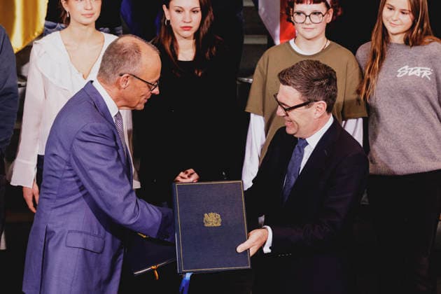 (L-R) Friedrich Merz (CDU), Bundeskanzler, und Andrew Burnham, Premierminister von Grossbritannien, aufgenommen im Rahmen des Austausches der Ratifizierungsurkunden des Kensington Vertrags in Berlin, 08.10.2026. Berlin Deutschland Copyright: xFlorianxGaertnerx