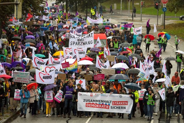 08.10.2026, Sozialstaatsdemonstration in Kiel Unter dem Motto Demokratie sichern - Zusammenhalt stärken haben die Wohlfahrtsverbände in Kiel zur Demonstration aufgerufen. Etwa 5000 Teilnehmer zogen nach der Eröffnungskundgebung vom Kieler Rathausplatz über den Düsternbrooker Weg zum Kieler Landeshaus Kiel Düsternbrooker Weg Schleswig-Holstein Deutschland