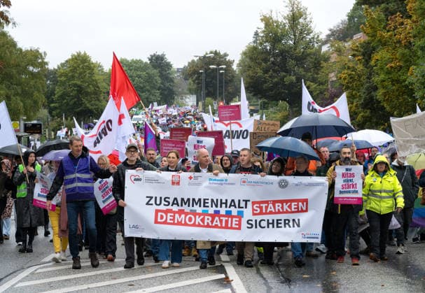 08.10.2026, Sozialstaatsdemonstration in Kiel Unter dem Motto Demokratie sichern - Zusammenhalt stärken haben die Wohlfahrtsverbände in Kiel zur Demonstration aufgerufen. Etwa 5000 Teilnehmer zogen nach der Eröffnungskundgebung vom Kieler Rathausplatz über den Düsternbrooker Weg zum Kieler Landeshaus Kiel Düsternbrooker Weg Schleswig-Holstein Deutschland