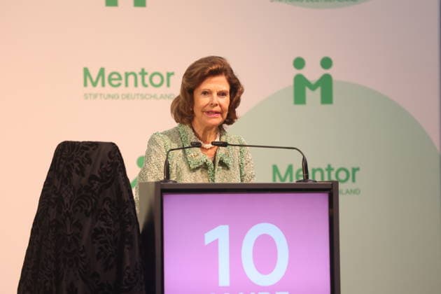 Königin Silvia von Schweden verleiht Preis auf der Insel Mainau Konstanz Mainau, 0810.2026 Ihre Majestät Königin Silvia von Schweden verleiht bei einem Festakt zum 10-jährigen Jubiläum der Mentor Stiftung Deutschland den Metorpreis Baden- Württemberg Germany Copyright: xMatthiasxGränzdörferx