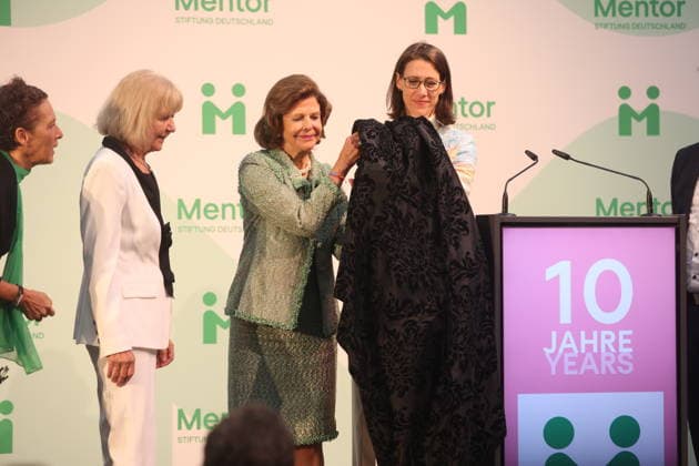Känigin Silvia von Schweden verleiht Preis auf der Insel Mainau Konstanz Mainau, 0810.2026 Ihre Majestät Königin Silvia von Schweden verleiht bei einem Festakt zum 10-jährigen Jubiläum der Mentor Stiftung Deutschland den Metorpreis. Wärend der Verleiung fiel ihr der Presi herunder und auf die Füße der Preisträgerin. Im Baden- Württemberg Germany Copyright: xMatthiasxGränzdörferx
