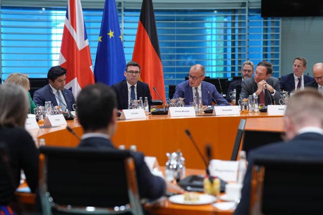 Reginonales Wirtschaftsforum mit Bundeskanzler Merz und britischen Premierminister Andrew Burnham Bundeskanzler Friedrich Merz und Andrew Burnham der Premierminister des Vereinigten Königreichs Großbritannien und Nordirland beim Auftakt des gemeinsamen regionalen Wirtschaftsforum im Bundeskanzleramt, 08.10.2026 Berlin Berlin Deutschland