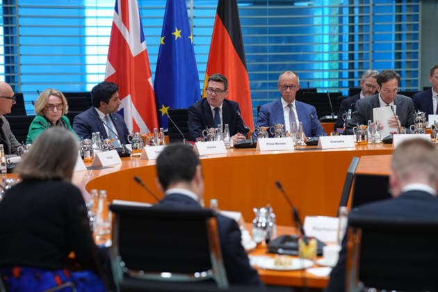 Reginonales Wirtschaftsforum mit Bundeskanzler Merz und britischen Premierminister Andrew Burnham Bundeskanzler Friedrich Merz und Andrew Burnham der Premierminister des Vereinigten Königreichs Großbritannien und Nordirland beim Auftakt des gemeinsamen regionalen Wirtschaftsforum im Bundeskanzleramt, 08.10.2026 Berlin Berlin Deutschland