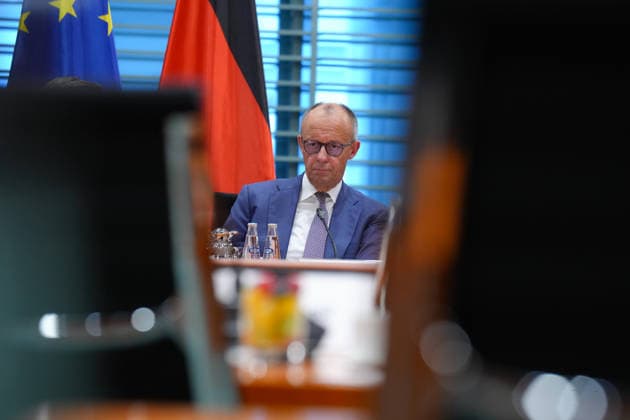 Reginonales Wirtschaftsforum mit Bundeskanzler Merz und britischen Premierminister Andrew Burnham Bundeskanzler Friedrich Merz mit Kamerablick beim Auftakt des gemeinsamen regionalen Wirtschaftsforum von Deutschland und Grossbritannien im Bundeskanzleramt, 08.10.2026 Berlin Berlin Deutschland