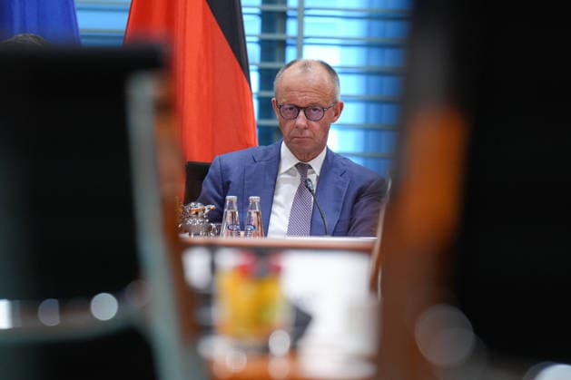 Reginonales Wirtschaftsforum mit Bundeskanzler Merz und britischen Premierminister Andrew Burnham Bundeskanzler Friedrich Merz mit Kamerablick beim Auftakt des gemeinsamen regionalen Wirtschaftsforum von Deutschland und Grossbritannien im Bundeskanzleramt, 08.10.2026 Berlin Berlin Deutschland