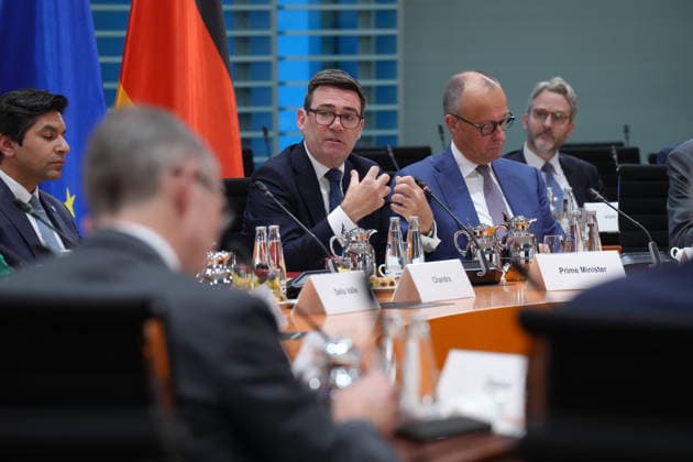Reginonales Wirtschaftsforum mit Bundeskanzler Merz und britischen Premierminister Andrew Burnham Bundeskanzler Friedrich Merz und Andrew Burnham der Premierminister des Vereinigten Königreichs Großbritannien und Nordirland beim Auftakt des gemeinsamen regionalen Wirtschaftsforum im Bundeskanzleramt, 08.10.2026 Berlin Berlin Deutschland