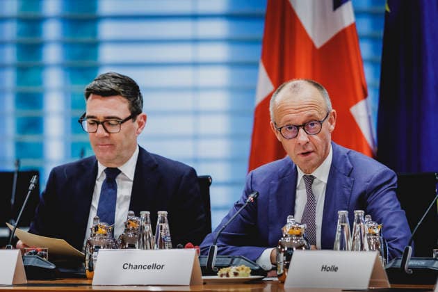 (R-L) Friedrich Merz (CDU), Bundeskanzler, und Andrew Burnham, Premierminister von Grossbritannien, aufgenommen im Rahmen der Teilnahme am Regionalen Wachstumsforum im Bundeskanzleramt in Berlin, 08.10.2026. Berlin Deutschland Copyright: xFlorianxGaertnerx