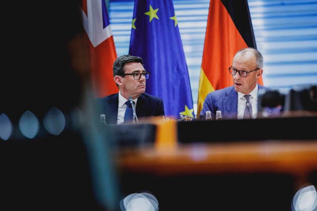 (R-L) Friedrich Merz (CDU), Bundeskanzler, und Andrew Burnham, Premierminister von Grossbritannien, aufgenommen im Rahmen der Teilnahme am Regionalen Wachstumsforum im Bundeskanzleramt in Berlin, 08.10.2026. Berlin Deutschland Copyright: xFlorianxGaertnerx