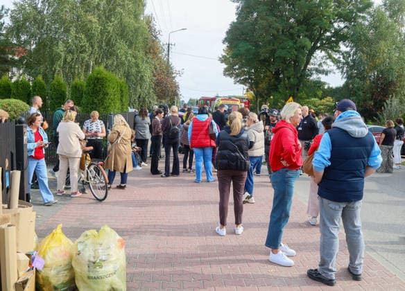 Stabbing attack at a primary school in Poland Photo: Wojciech Olkusnik East News People gather outside after a knife attack at the local primary school on October 8, 2026 in the village of Leszczydol-Nowiny in central Poland, approximately 60 km north-east of Warsaw. A 15-year-old school graduate entered the building armed with a knife and fatally stabbed the janitor and wounded two teachers trying to overpower him. According to the police the perpetrator was wearing a helmet with a camera and planned to record the attack. A day earlier a stabbing attack, where nine people were wounded, occurred in a vocational school in the town of Ostroleka, 50 km north of today s site. EN_01685559_0020