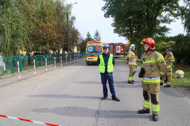 Stabbing attack at a primary school in Poland Photo: Wojciech Olkusnik East News Emergency services are seen at the site after a knife attack at the local primary school on October 8, 2026 in the village of Leszczydol-Nowiny in central Poland, approximately 60 km north-east of Warsaw. A 15-year-old school graduate entered the building armed with a knife and fatally stabbed the janitor and wounded two teachers trying to overpower him. According to the police the perpetrator was wearing a helmet with a camera and planned to record the attack. A day earlier a stabbing attack, where nine people were wounded, occurred in a vocational school in the town of Ostroleka, 50 km north of today s site. EN_01685559_0021 