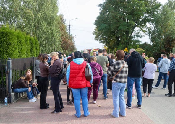 Stabbing attack at a primary school in Poland Photo: Wojciech Olkusnik East News People gather outside after a knife attack at the local primary school on October 8, 2026 in the village of Leszczydol-Nowiny in central Poland, approximately 60 km north-east of Warsaw. A 15-year-old school graduate entered the building armed with a knife and fatally stabbed the janitor and wounded two teachers trying to overpower him. According to the police the perpetrator was wearing a helmet with a camera and planned to record the attack. A day earlier a stabbing attack, where nine people were wounded, occurred in a vocational school in the town of Ostroleka, 50 km north of today s site. EN_01685559_0024