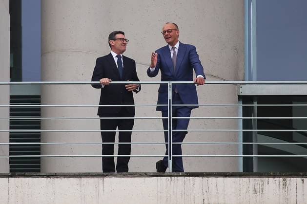 Berlin, Deutschland, 08.10.2026: Bundeskanzleramt: Empfang des Premierministers von Großbritannien: Andrew Andy Burnham und Bundeskanzler Friedrich Merz (CDU) bei Vier-Augen-Gespräch auf der Terrasse. Copyright: xdtsxNachrichtenagenturx dts_137615