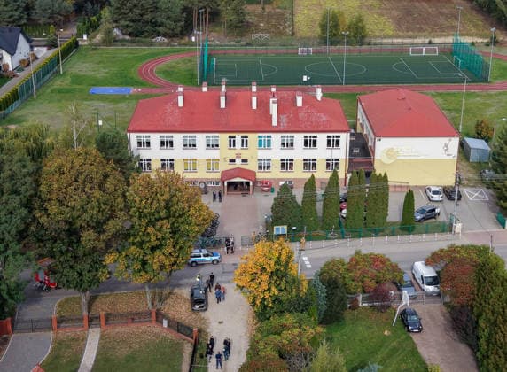 Stabbing attack at a primary school in Poland Photo: Wojciech Olkusnik East News A drone picture shows the school and surroundings after a knife attack at the local primary school on October 8, 2026 in the village of Leszczydol-Nowiny in central Poland, approximately 60 km north-east of Warsaw. A 15-year-old school graduate entered the building armed with a knife and fatally stabbed the janitor and wounded two teachers trying to overpower him. According to the police the perpetrator was wearing a helmet with a camera and planned to record the attack. A day earlier a stabbing attack, where nine people were wounded, occurred in a vocational school in the town of Ostroleka, 50 km north of today s site. EN_01685559_0050 