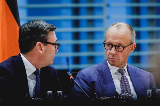 (R-L) Friedrich Merz (CDU), Bundeskanzler, und Andrew Burnham, Premierminister von Grossbritannien, aufgenommen im Rahmen der Teilnahme am Regionalen Wachstumsforum im Bundeskanzleramt in Berlin, 08.10.2026. Berlin Deutschland Copyright: xFlorianxGaertnerx