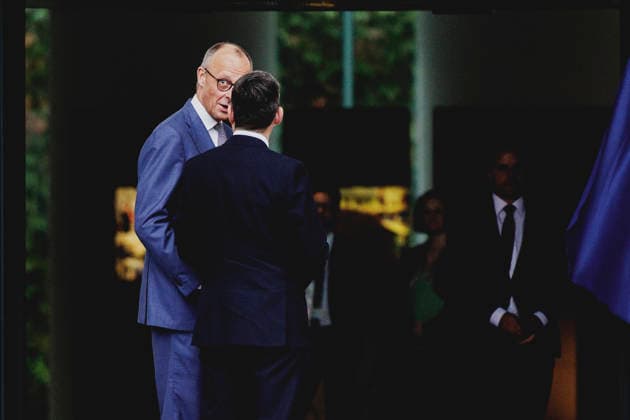 (L-R) Friedrich Merz (CDU), Bundeskanzler, und Andrew Burnham, Premierminister von Grossbritannien, aufgenommen im Rahmen des Empfangs mit Militaerischen Ehren im Bundeskanzleramt in Berlin, 08.10.2026. Berlin Deutschland Copyright: xFlorianxGaertnerx
