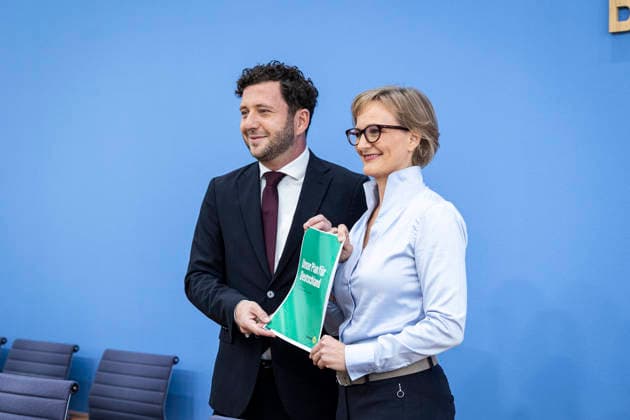 (R-L) Franziska Brantner, Co-Vorsitzende von Buendnis 90 Die Gruenen, und Felix Banaszak, Co-Vorsitzender von Buendnis 90 Die Gruenen, aufgenommen im Rahmen der Pressekonferenz zur Vorstellung des Leitantrages Unser Plan fuer Deutschland Berlin, 08.10.2026. Berlin Deutschland Copyright: xRubyxTilkornx