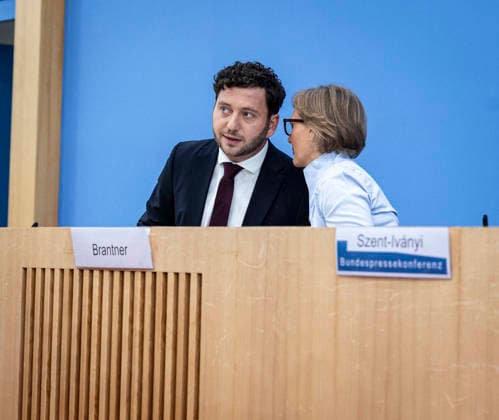 (R-L) Franziska Brantner, Co-Vorsitzende von Buendnis 90 Die Gruenen, und Felix Banaszak, Co-Vorsitzender von Buendnis 90 Die Gruenen, aufgenommen im Rahmen der Pressekonferenz zur Vorstellung des Leitantrages Unser Plan fuer Deutschland Berlin, 08.10.2026. Berlin Deutschland Copyright: xRubyxTilkornx