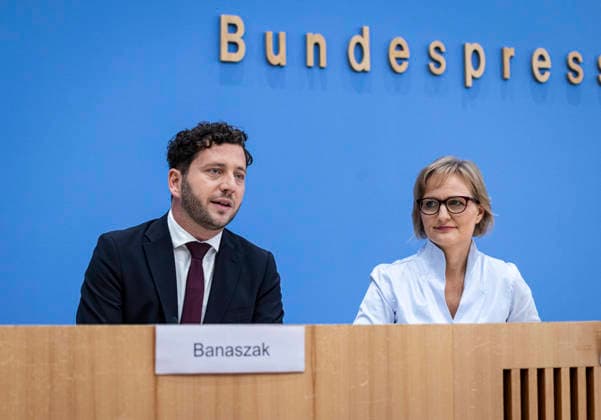 (R-L) Franziska Brantner, Co-Vorsitzende von Buendnis 90 Die Gruenen, und Felix Banaszak, Co-Vorsitzender von Buendnis 90 Die Gruenen, aufgenommen im Rahmen der Pressekonferenz zur Vorstellung des Leitantrages Unser Plan fuer Deutschland Berlin, 08.10.2026. Berlin Deutschland Copyright: xRubyxTilkornx
