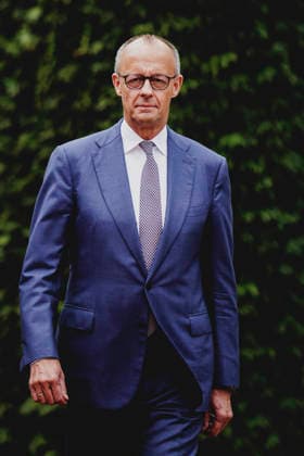 Friedrich Merz (CDU), Bundeskanzler, aufgenommen im Rahmen des Empfangs mit militaerischen Ehren vom britischen Regierungschef (nicht im Bild) im Bundeskanzleramt in Berlin, 08.10.2026. Berlin Deutschland Copyright: xFlorianxGaertnerx