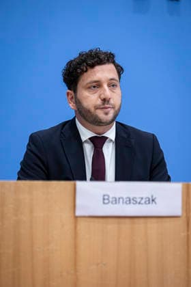 Felix Banaszak, Co-Vorsitzender von Buendnis 90 Die Gruenen, aufgenommen im Rahmen der Pressekonferenz zur Vorstellung des Leitantrages Unser Plan fuer Deutschland Berlin, 08.10.2026. Berlin Deutschland Copyright: xRubyxTilkornx